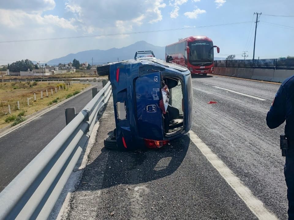 Atiende Policía Municipal y Protección Civil volcadura en libramiento poniente de Huamantla